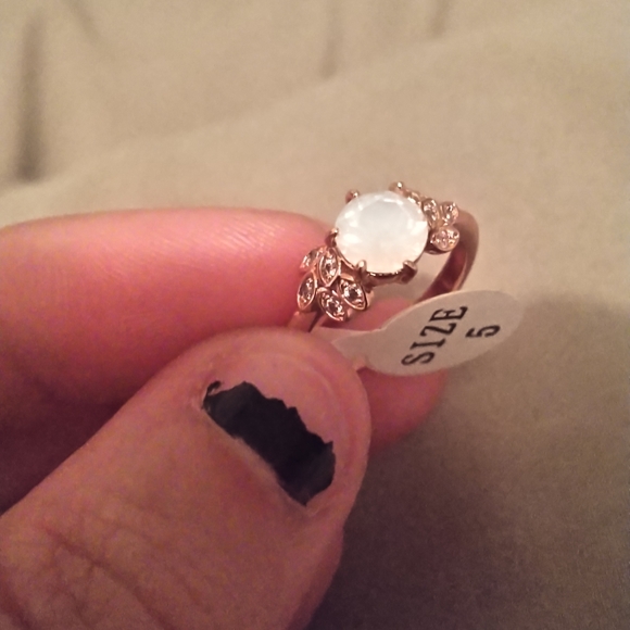 Size 5 ring - Picture 4 of 6